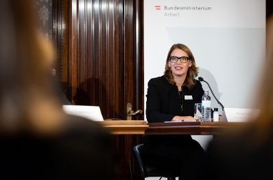 Am 5. November 2021 nahmen Bundesministerin Susanne Raab und Bundesminister Martin Kocher an einer Pressekonferenz zum Thema &bdquo;100 Prozent - Gleichstellung zahlt sich aus&ldquo; teil.