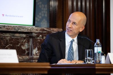 Am 5. November 2021 nahmen Bundesministerin Susanne Raab und Bundesminister Martin Kocher (im Bild) an einer Pressekonferenz zum Thema &bdquo;100 Prozent - Gleichstellung zahlt sich aus&ldquo; teil.