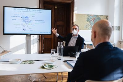 Am 15. November 2021 besuchte Bundesminister Martin Kocher (im Bild) den Complexity Science Hub Vienna.