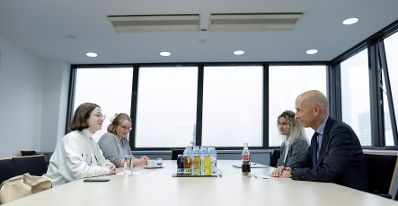 Am 11. November 2021 empfing Bundesminister Martin Kocher die neuen ÖH Exekutive zu einem Gespr&auml;ch.