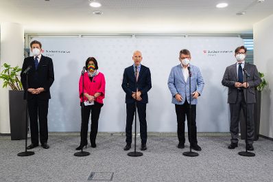 Am 15. November 2021 lud Bundesminister Martin Kocher (m.) zu einer Sozialpartnerrunde ins Arbeitsministerium. Im Bild mit dem Pr&auml;sidenten der Wirtschaftskammer &Ouml;sterreich, Harald Mahrer (l.), AK Pr&auml;sidentin Renate Anderl (2. v. l.), &Ouml;GB Pr&auml;sident Wolfgang Katzian (3. v. l.) und dem Generalsekret&auml;r der Industriellenvereinigung, Christoph Neumayer (r.).