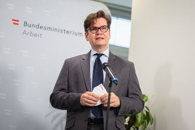 Am 15. November 2021 lud Bundesminister Martin Kocher zu einer Sozialpartnerrunde ins Arbeitsministerium. Im Bild der Generalsekret&auml;r der Industriellenvereinigung, Christoph Neumayer.