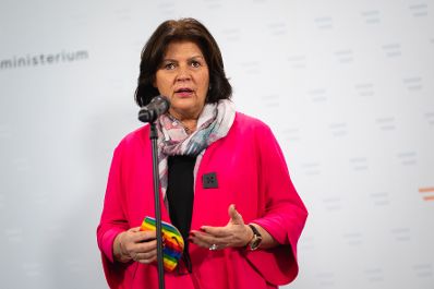 Am 15. November 2021 lud Bundesminister Martin Kocher zu einer Sozialpartnerrunde ins Arbeitsministerium. AK Pr&auml;sidentin Renate Anderl.