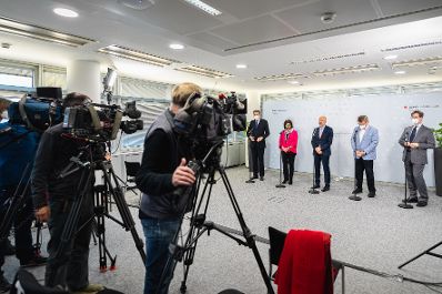 Am 15. November 2021 lud Bundesminister Martin Kocher (m.) zu einer Sozialpartnerrunde ins Arbeitsministerium. Im Bild mit dem Pr&auml;sidenten der Wirtschaftskammer &Ouml;sterreich, Harald Mahrer (l.), AK Pr&auml;sidentin Renate Anderl (2. v. l.), &Ouml;GB Pr&auml;sident Wolfgang Katzian (3. v. l.) und dem Generalsekret&auml;r der Industriellenvereinigung, Christoph Neumayer (r.).