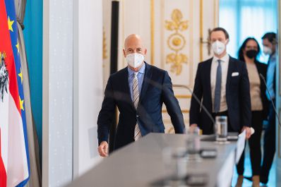 Am 19. November 2021 fand eine Pressekonferenz mit Bundesminister Martin Kocher (l.), Bundesminister Gernot Bl&uuml;mel (m.) und Staatssekret&auml;rin Andrea Mayer (r.) zu den aktuellen Corona-Ma&szlig;nahmen im Bundeskanzleramt statt.