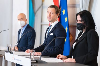 Am 19. November 2021 fand eine Pressekonferenz mit Bundesminister Martin Kocher (l.), Bundesminister Gernot Bl&uuml;mel (m.) und Staatssekret&auml;rin Andrea Mayer (r.) zu den aktuellen Corona-Ma&szlig;nahmen im Bundeskanzleramt statt.
