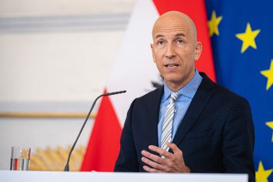 Am 19. November 2021 fand eine Pressekonferenz mit Bundesminister Martin Kocher (im Bild), Bundesminister Gernot Bl&uuml;mel und Staatssekret&auml;rin Andrea Mayer zu den aktuellen Corona-Ma&szlig;nahmen im Bundeskanzleramt statt.