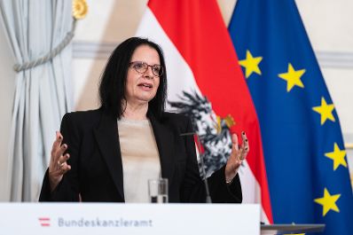 Am 19. November 2021 fand eine Pressekonferenz mit Bundesminister Martin Kocher, Bundesminister Gernot Bl&uuml;mel und Staatssekret&auml;rin Andrea Mayer (im Bild) zu den aktuellen Corona-Ma&szlig;nahmen im Bundeskanzleramt statt.