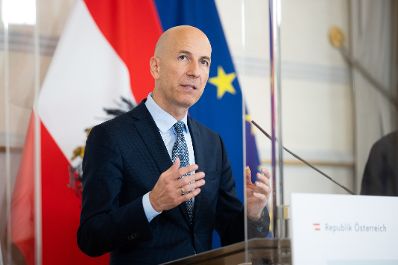 Am 26. November 2021 fand eine Pressekonferenz mit Bundesminister Martin Kocher (im Bild), Bundesministerin Elisabeth K&ouml;stinger, dem Pr&auml;sident der Wirtschaftskammer &Ouml;sterreich, Harald Mahrer und &Ouml;GB-Pr&auml;sident Wolfgang Katzian zu den aktuellen Corona-Ma&szlig;nahmen im Bundeskanzleramt statt.