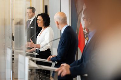 Am 26. November 2021 fand eine Pressekonferenz mit Bundesminister Martin Kocher (m.r.), Bundesministerin Elisabeth K&ouml;stinger (m.l.), dem Pr&auml;sident der Wirtschaftskammer &Ouml;sterreich, Harald Mahrer (l.) und &Ouml;GB-Pr&auml;sident Wolfgang Katzian (r.) zu den aktuellen Corona-Ma&szlig;nahmen im Bundeskanzleramt statt.