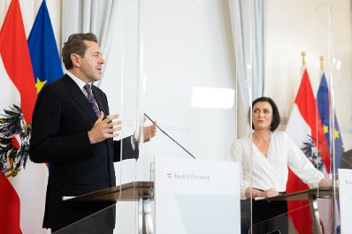Am 26. November 2021 fand eine Pressekonferenz mit Bundesminister Martin Kocher, Bundesministerin Elisabeth K&ouml;stinger (r.), dem Pr&auml;sident der Wirtschaftskammer &Ouml;sterreich, Harald Mahrer (l.) und &Ouml;GB-Pr&auml;sident Wolfgang Katzian zu den aktuellen Corona-Ma&szlig;nahmen im Bundeskanzleramt statt.