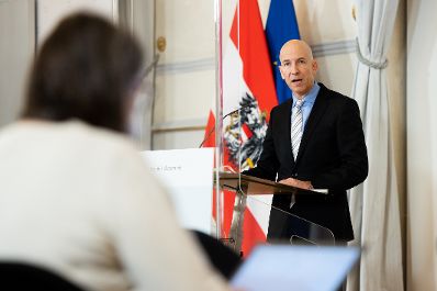 Am 14. Dezember 2021 fand eine Pressekonferenz zur aktuellen Lage am Arbeitsmarkt statt. Im Bild Bundesminister Martin Kocher.