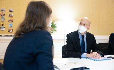 Am 15. Dezember 2021 traf Bundesminister Martin Kocher (r.) Staatssekret&auml;rin Claudia Plakolm (l.) zu einem Arbeitsgespr&auml;ch.