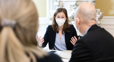 Am 15. Dezember 2021 traf Bundesminister Martin Kocher (r.) Staatssekret&auml;rin Claudia Plakolm (m.) zu einem Arbeitsgespr&auml;ch.