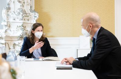 Am 15. Dezember 2021 traf Bundesminister Martin Kocher (r.) Staatssekret&auml;rin Claudia Plakolm (l.) zu einem Arbeitsgespr&auml;ch.