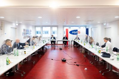 Am 16. Dezember 2021 nahm Bundesminister Martin Kocher an einer Gespr&auml;chsrunde mit Gesch&auml;ftsf&uuml;hrern des AMS teil.