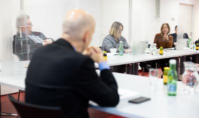 Am 16. Dezember 2021 nahm Bundesminister Martin Kocher (2.v.l.) an einer Gespr&auml;chsrunde mit Gesch&auml;ftsf&uuml;hrern des AMS teil.