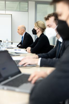 Am 20. Dezember 2021 nahm Bundesminister Martin Kocher (l.) an einer Videokonferenz teil.