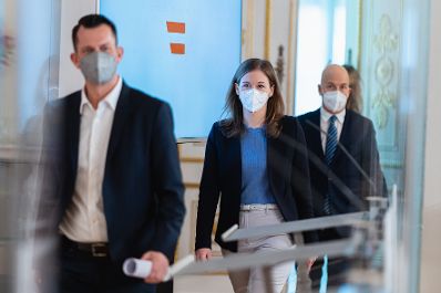 Am 18. J&auml;nner 2022 fand eine Pressekonferenz zur aktuellen Lage am Arbeitsmarkt mit Bundesminister Martin Kocher (r.), Bundesminister Wolfgang M&uuml;ckstein (l.) und Staatssekret&auml;rin Claudia Plakolm (m.) statt.