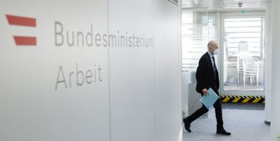 Am 2. M&auml;rz 2022 lud Bundesminister Martin Kocher Top Arbeitgeber zu einer Videokonferenz zum Thema &bdquo;Rot-Wei&szlig;-Rot-Card&ldquo; ein.