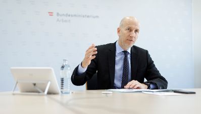 Am 2. M&auml;rz 2022 lud Bundesminister Martin Kocher Top Arbeitgeber zu einer Videokonferenz zum Thema &bdquo;Rot-Wei&szlig;-Rot-Card&ldquo; ein.