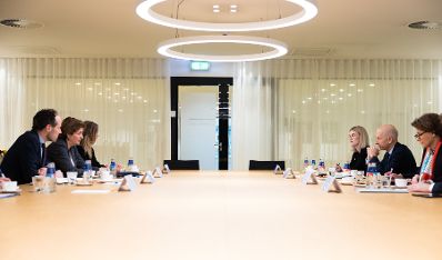 Am 6. April 2022 reiste Bundesminister Martin Kocher (2.v.r.) zu einem Arbeitsbesuch nach Den Haag. Im Bild mit der niederl&auml;ndischen Ministerin f&uuml;r Soziales und Besch&auml;ftigung (2.v.l.)