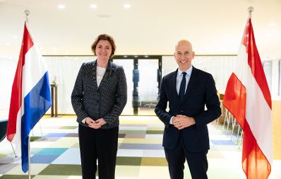 Am 6. April 2022 reiste Bundesminister Martin Kocher (r.) zu einem Arbeitsbesuch nach Den Haag. Im Bild mit der niederl&auml;ndischen Ministerin f&uuml;r Soziales und Besch&auml;ftigung (l.)