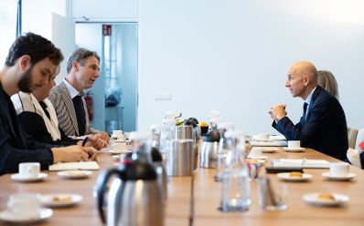 Am 6. April 2022 reiste Bundesminister Martin Kocher (r.) zu einem Arbeitsbesuch nach Den Haag. Im Bild mit Expertinnen und Experten des SER Sozialer Wirtschaftsrat.