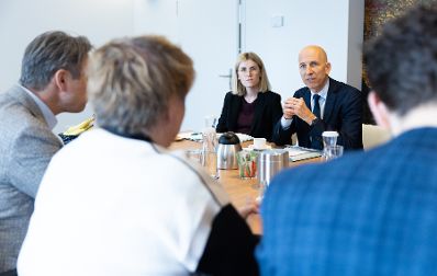 Am 6. April 2022 reiste Bundesminister Martin Kocher (r.) zu einem Arbeitsbesuch nach Den Haag. Im Bild mit Expertinnen und Experten des SER Sozialer Wirtschaftsrat.