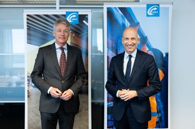 Am 6. April 2022 reiste Bundesminister Martin Kocher (r.) zu einem Arbeitsbesuch nach Den Haag. Im Bild mit dem Direktor des UWV Maarten Camps (l.).