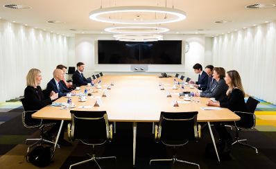 Am 6. April 2022 reiste Bundesminister Martin Kocher (2.v.l.) zu einem Arbeitsbesuch nach Den Haag. Im Bild mit der niederl&auml;ndischen Ministerin f&uuml;r Soziales und Besch&auml;ftigung (2.v.r.)