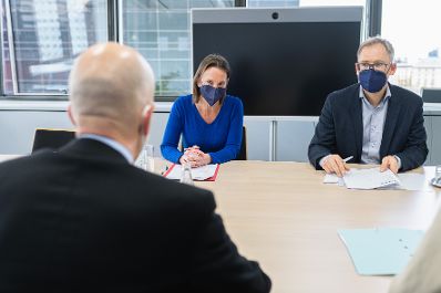 Am 25. April 2022 empfing Bundesminister Martin Kocher (l.) Vertreter der Caritas zu einem Arbeitsgespr&auml;ch.