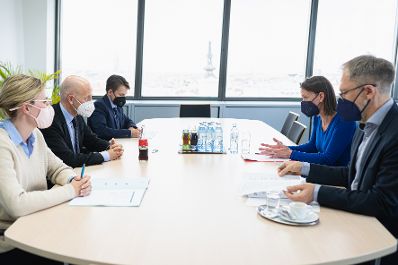 Am 25. April 2022 empfing Bundesminister Martin Kocher (l.) Vertreter der Caritas zu einem Arbeitsgespr&auml;ch.