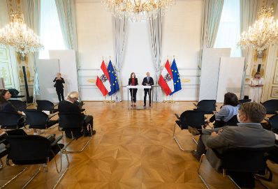 Am 1. Juni 2022 nahmen Staatssekret&auml;rin Claudia Plakolm (l.) und Bundesminister Martin Kocher (r.) am Pressefoyer nach dem Ministerrat teil.