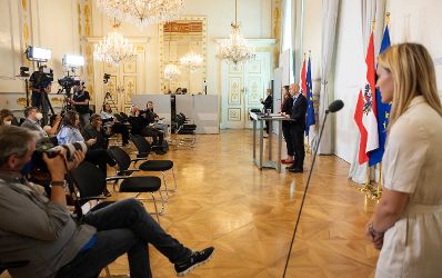 Am 1. Juni 2022 nahmen Staatssekret&auml;rin Claudia Plakolm und Bundesminister Martin Kocher am Pressefoyer nach dem Ministerrat teil.