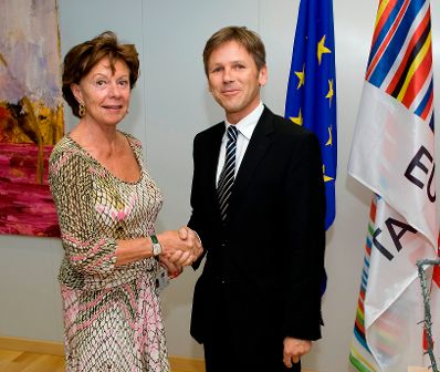 Am 09. September 2009 erreichten die Wettbewerbskommissarin Neelie Kroes (L) und der &ouml;sterreichische Medienstaatssekret&auml;r Josef Ostermayer (R) in Br&uuml;ssel eine Einigung im ORF-Wettbewerbsverfahren.