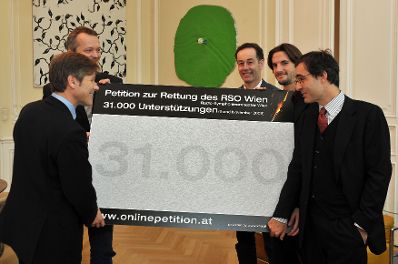 Vertreter des ORF &uuml;berreichten am Freitag, den 13. November 2009 Medienstaatssekret&auml;r Josef Ostermayer im Bundeskanzleramt eine Pedition mit rund 31.000 Unterschriften zur Rettung des Radio-Symphonieorchesters Wien. Im Bild (v.l.n.r.) Staatssekret&auml;r Ostermayer mit den Musikern Bernhard Ziegler (Zentralbetriebsrat), Geert Langelaar (Betriebsrat), Johannes Fleischmann und Paul Gulda.
