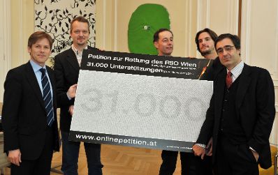 Vertreter des ORF &uuml;berreichten am Freitag, den 13. November 2009 Medienstaatssekret&auml;r Josef Ostermayer im Bundeskanzleramt eine Pedition mit rund 31.000 Unterschriften zur Rettung des Radio-Symphonieorchesters Wien. Im Bild (v.l.n.r.) Staatssekret&auml;r Ostermayer mit den Musikern Bernhard Ziegler (Zentralbetriebsrat), Geert Langelaar (Betriebsrat), Johannes Fleischmann und Paul Gulda.