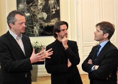 Vertreter des ORF &uuml;berreichten am Freitag, den 13. November 2009 Medienstaatssekret&auml;r Josef Ostermayer im Bundeskanzleramt eine Pedition mit rund 31.000 Unterschriften zur Rettung des Radio-Symphonieorchesters Wien. Im Bild (v.r.n.l.) Staatssekret&auml;r Ostermayer mit den Musikern Johannes Fleischmann und Bernhard Ziegler (Zentralbetriebsrat).