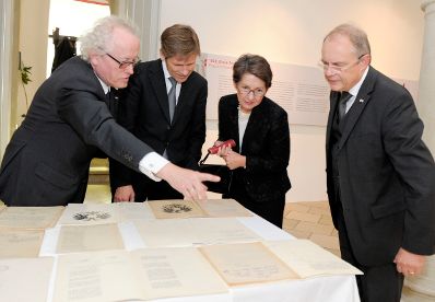 Am 1. Oktober 2010 wurde die vom Bundeskanzleramt und dem &Ouml;sterreichischen Staatsarchiv gestaltete Ausstellung &quot;In guter Verfassung - 90 Jahre Bundes-Verfassungsgesetz 1920-2010&quot; im Palais Porcia durch Staatssekret&auml;r Ostermayer er&ouml;ffnet. Im Bild (v.L.n.R.) Generaldirektor des &Ouml;sterreichischen Staatsarchivs Lorenz Mikoletzky, Staatssekret&auml;r Josef Ostermayer, Nationalratspr&auml;sidentin Barbara Prammer und Sektionschef Manfred Matzka.