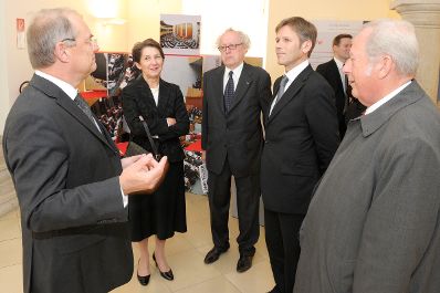 Am 1. Oktober 2010 wurde die vom Bundeskanzleramt und dem &Ouml;sterreichischen Staatsarchiv gestaltete Ausstellung &quot;In guter Verfassung - 90 Jahre Bundes-Verfassungsgesetz 1920-2010&quot; im Palais Porcia durch Staatssekret&auml;r Ostermayer er&ouml;ffnet. Im Bild (v.L.n.R.) Sektionschef Manfred Matzka, Nationalratspr&auml;sidentin Barbara Prammer, Generaldirektor des &Ouml;sterreichischen Staatsarchivs Lorenz Mikoletzky und Staatssekret&auml;r Josef Ostermayer.