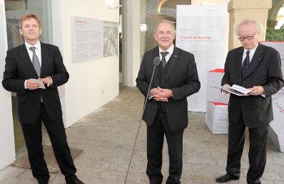 Am 1. Oktober 2010 wurde die vom Bundeskanzleramt und dem &Ouml;sterreichischen Staatsarchiv gestaltete Ausstellung &quot;In guter Verfassung - 90 Jahre Bundes-Verfassungsgesetz 1920-2010&quot; im Palais Porcia durch Staatssekret&auml;r Ostermayer er&ouml;ffnet. Im Bild (v.L.n.R.) Staatssekret&auml;r Josef Ostermayer, Sektionschef Manfred Matzka (bei seinen Einleitungsworten) und Generaldirektor des &Ouml;sterreichischen Staatsarchivs Lorenz Mikoletzky.