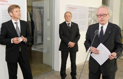 Am 1. Oktober 2010 wurde die vom Bundeskanzleramt und dem &Ouml;sterreichischen Staatsarchiv gestaltete Ausstellung &quot;In guter Verfassung - 90 Jahre Bundes-Verfassungsgesetz 1920-2010&quot; im Palais Porcia durch Staatssekret&auml;r Ostermayer er&ouml;ffnet. Im Bild (v.L.n.R.) Staatssekret&auml;r Josef Ostermayer, Sektionschef Manfred Matzka und Generaldirektor des &Ouml;sterreichischen Staatsarchivs Lorenz Mikoletzky (bei seinen Einleitungsworten).