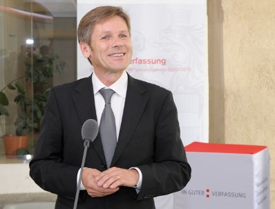 Am 1. Oktober 2010 wurde die vom Bundeskanzleramt und dem &Ouml;sterreichischen Staatsarchiv gestaltete Ausstellung &quot;In guter Verfassung - 90 Jahre Bundes-Verfassungsgesetz 1920-2010&quot; im Palais Porcia durch Staatssekret&auml;r Josef Ostermayer er&ouml;ffnet.
