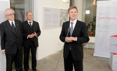 Am 1. Oktober 2010 wurde die vom Bundeskanzleramt und dem &Ouml;sterreichischen Staatsarchiv gestaltete Ausstellung &quot;In guter Verfassung - 90 Jahre Bundes-Verfassungsgesetz 1920-2010&quot; im Palais Porcia durch Staatssekret&auml;r Josef Ostermayer (R) er&ouml;ffnet. (L) Generaldirektor des &Ouml;sterreichischen Staatsarchivs Lorenz Mikoletzky, 2.v.L. Sektionschef Manfred Matzka.