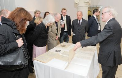 Am 1. Oktober 2010 wurde die vom Bundeskanzleramt und dem &Ouml;sterreichischen Staatsarchiv gestaltete Ausstellung &quot;In guter Verfassung - 90 Jahre Bundes-Verfassungsgesetz 1920-2010&quot; im Palais Porcia durch Staatssekret&auml;r Josef Ostermayer er&ouml;ffnet. Rechts im Bild Generaldirektor des &Ouml;sterreichischen Staatsarchivs Lorenz Mikoletzky der durch die Ausstellung f&uuml;hrte.