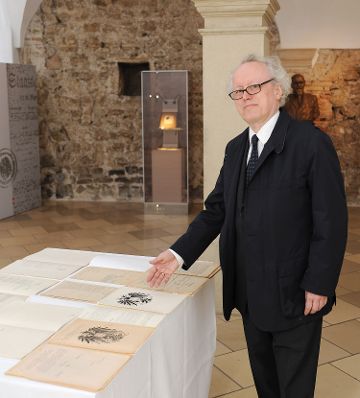 Am 1. Oktober 2010 wurde die vom Bundeskanzleramt und dem &Ouml;sterreichischen Staatsarchiv gestaltete Ausstellung &quot;In guter Verfassung - 90 Jahre Bundes-Verfassungsgesetz 1920-2010&quot; im Palais Porcia durch Staatssekret&auml;r Josef Ostermayer er&ouml;ffnet. Im Vorfeld f&uuml;hrten Sektionschef Manfred Matzka und Generaldirektor des &Ouml;sterreichischen Staatsarchivs Lorenz Mikoletzky (im Bild) interessierte Medienvertreterinnen und Medienvertreter durch die Ausstellung.