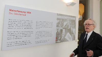 Am 1. Oktober 2010 wurde die vom Bundeskanzleramt und dem &Ouml;sterreichischen Staatsarchiv gestaltete Ausstellung &quot;In guter Verfassung - 90 Jahre Bundes-Verfassungsgesetz 1920-2010&quot; im Palais Porcia durch Staatssekret&auml;r Josef Ostermayer er&ouml;ffnet. Im Vorfeld f&uuml;hrten Sektionschef Manfred Matzka und Generaldirektor des &Ouml;sterreichischen Staatsarchivs Lorenz Mikoletzky (im Bild) interessierte Medienvertreterinnen und Medienvertreter durch die Ausstellung.
