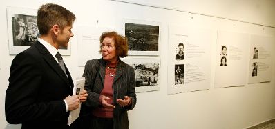 Am 27. J&auml;nner 2010 besuchte Staatssekret&auml;r Josef Ostermayer die Er&ouml;ffnung der Austellung &quot;Die Kinder von Maison d&acute;lzieu&quot;. Im Bild Josef Ostermayer und Beate Klarsfeld.