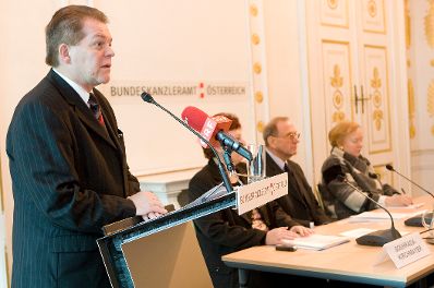 Am 28. J&auml;nner 2010 fand anl&auml;sslich des 4. Europ&auml;ischen Datenschutztages im Bundeskanzleramt die Veranstaltung &quot;Datenschutzrechtliche Herausforderungen im 21. Jahrhundert&quot; statt. Im Bild (v.l.n.r.) Johann Maier (Vorsitzender des Datenschutzrates), Moderatorin Eva Souhrada-Kirchmayer (Verfassungsdienst), Bernd-Christian Funk (Universit&auml;t Wien), Waltraud Kotschy (Datenschutzkommission).